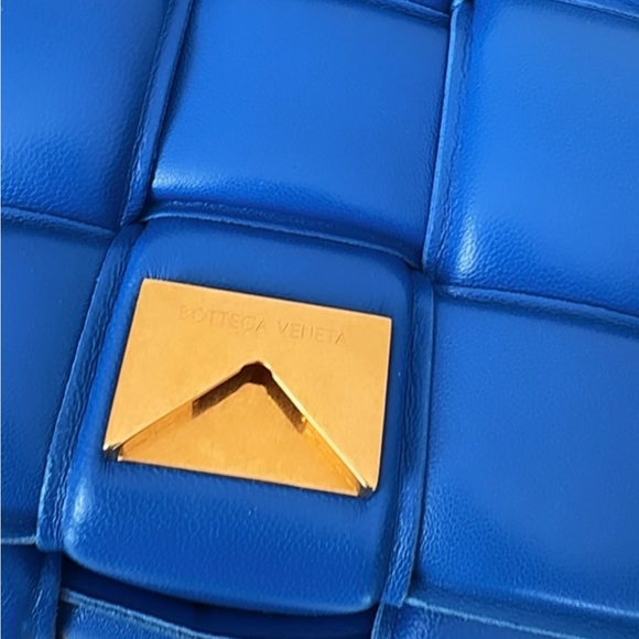 Bottega Veneta Padded Chain Cassette in Royal blue and gold - Picture 10 of 10